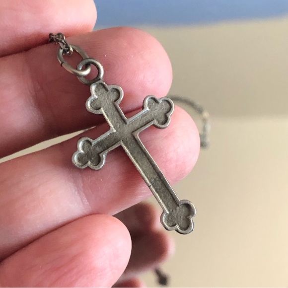 Vintage pewter cross pendant on chain necklace - Picture 8 of 9